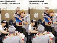 Nyam... Para personel EXO dengan lahap menyantap ayam yang disuguhkan. (Sukira)