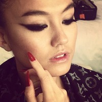 @agnezmo on set w makeup by me and hair by @stacichild, tulis Beau Nelson, salah satu make-up artis ternama di Amerika Serikat. (Instagram)