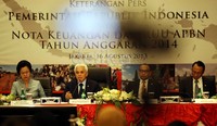 Hatta Rajasa memberikan penjelasan terkait Nota Keuangan dan Rancangan APBN (RAPBN) Tahun Anggaran 2014 di kantor Direktorat Jenderal Pajak, Kementerian Keuangan RI, Jakarta.