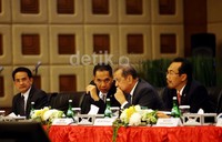Menteri Perdagangan Gita Wirjawan berbincang dengan Menteri Perindustrian MS Hidayat disela-sela jumpa pers.