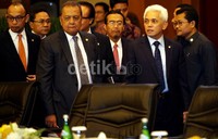 Hatta dan sejumlah menteri tiba di lokasi jumpa pers di kantor Direktorat Jenderal Pajak, Kementerian Keuangan RI, Jakarta.