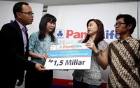 (Ki-ka) Windra K Bakrie (head of marketing & corcomm Panin Life), Jutany Japit (Direktur Panin Life), Meilina (ahli waris/nasabah), Tan Rio Tanujaya dan Tan Dora Octora (senior agency) hadir dalam acara penyerahan klaim tersebut.