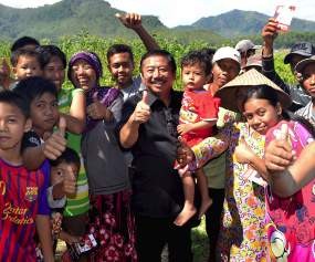 Cukur Brengos Warnai Kampanye Bambang DH di Jember