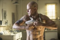 Max Da Costa (Matt Damon) merupakan salah satu penghuni kaum miskin yang ada di Bumi dan bekerja di salah satu pabrik industri pembuatan robot.