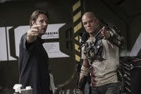 Ini dia sosok baju robot yang dikenakan Matt Damon.
