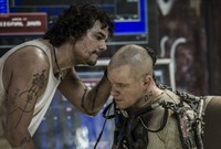 Spider (Wagner Moura) memasang implan bio medis berupa exoskeleton ke tubuh Max untuk meningkatkan kekuatannya.
