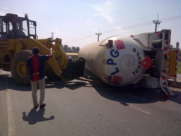 Truk Pembawa Gas LPG Terbalik di Jatisari, Macet Hingga ke Jomin