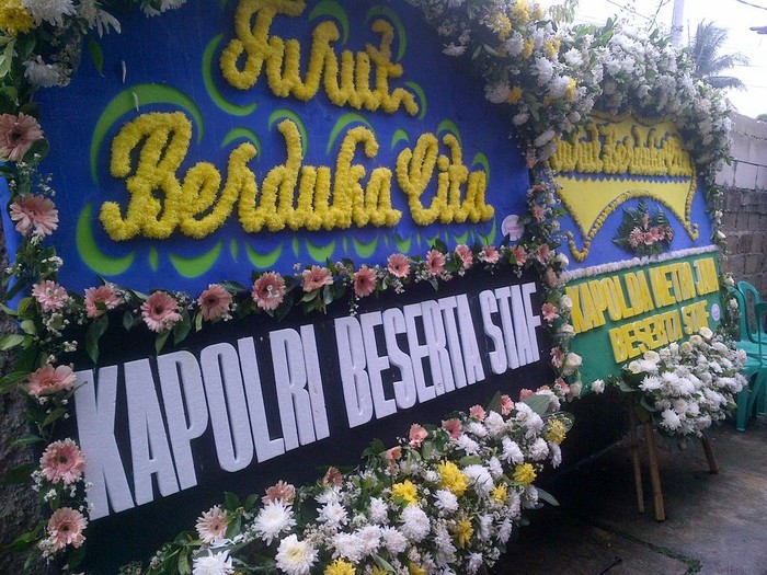 Kapolri Kirim Karangan Bunga ke Rumah Bripka Maulana