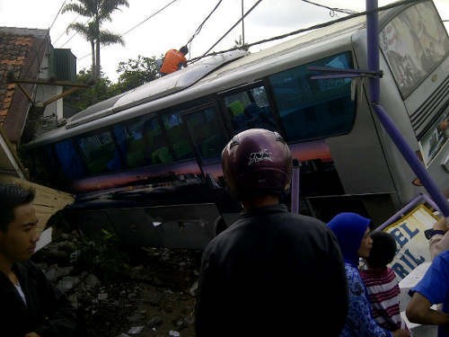 Sopir dan Kernet Bus yang Tewaskan Tiga Pemotor Melarikan Diri