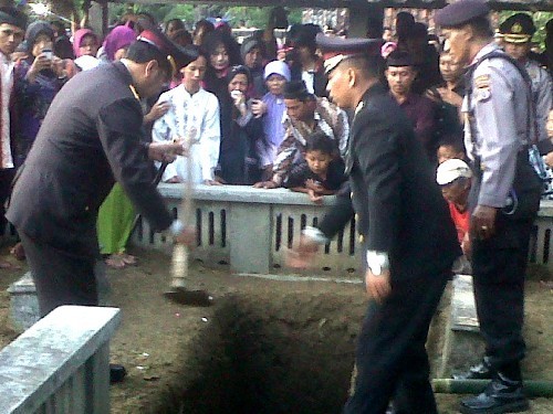 Jenazah Aiptu Kus Dimakamkan, Keluarga Histeris