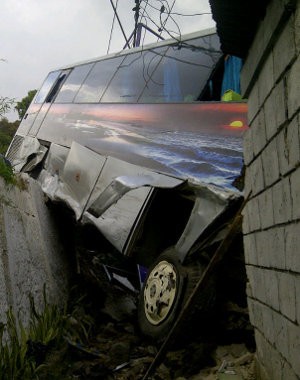 Bus Pariwisata Tabrak Rumah di Cipanas