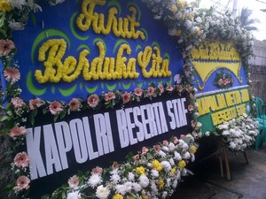 Kapolri Kirim Karangan Bunga ke Rumah Bripka Maulana