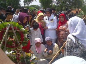Air Mata Rofiah Tumpah di Makam Bripka Maulana