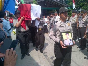 Jenazah Bripka Ahmad Maulana Dimakamkan di TPU Kampung Sawah Lama