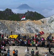 Peringati HUT ke-68 RI, Pendaki Lomba Panjat Pinang di Puncak Sibayak