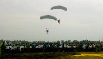 Peringati HUT ke-68 RI, Merah Putih Diterjunkan di Aceh Utara