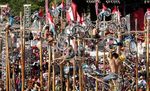 Meriahnya Panjat Pinang Massal di Ancol