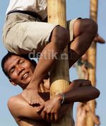 Meriahnya Panjat Pinang Massal di Ancol