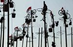 Meriahnya Panjat Pinang Massal di Ancol