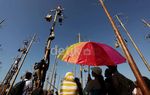 Meriahnya Panjat Pinang Massal di Ancol