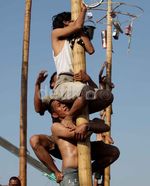 Meriahnya Panjat Pinang Massal di Ancol