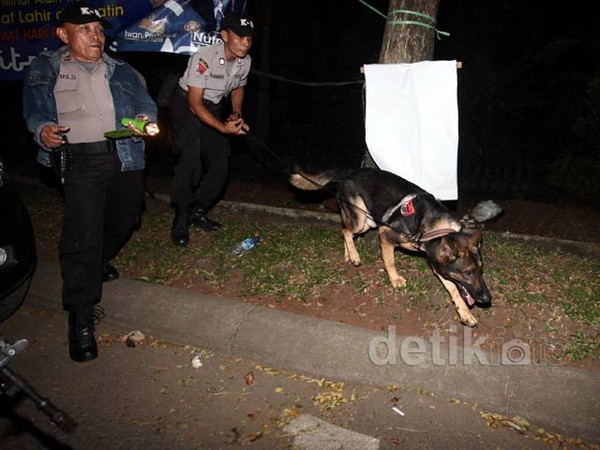 Anjing Pelacak Sisir Lokasi Penembakan
