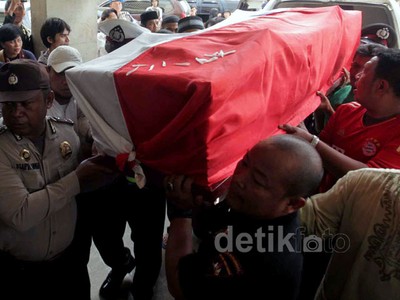 Polri &Warga Lepas Jenazah Aiptu Kus Hendratna