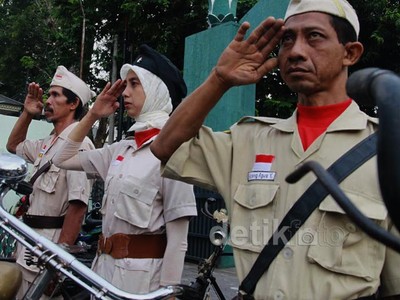 Upacara 17 Agustus Ala Komunitas Onthel
