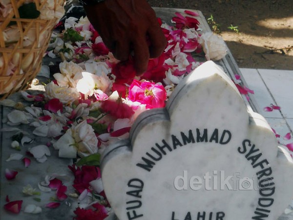 Wartawan Tabur Bunga di Makam Udin