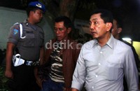 Kapolda Metro Jaya Irjen Putut Eko Bayuseno menuju ruang transit jenazah.