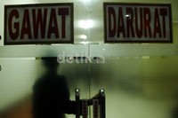 Jenazah Aiptu Kus Hendratno dan Bripka Ahmad Maulana dibawa ke ruang IGD.