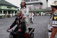 Inspektur upacara yang juga ketua Komunitas onthel PODJOK melakukan inspeksi pasukan dengan berkeliling menggunakan sepeda sebelum peringatan detik-detik proklamasi dimulai.