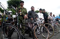 Berbagai komunitas penggemar sepeda onthel setiap menggelar upacara peringatan 17 Agustus di tempat-tempat yang pernah menjadi tempat bersejarah di Yogyakarta.