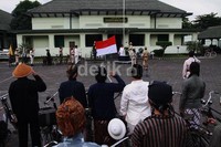 Komunitas sepeda onthel memaknai kemerdekaan RI dengan bersepeda karena sepeda adalah bagian dari sejarah perjalanan Republik Indonesia.