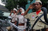 Dengan berbagai atribut pakaian zaman dulu, para anggota komunitas onthel di Yogyakarta memaknai kemerdekaan dengan melestarikan sepeda onthel kuno.