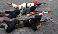 Para pegiat Reenactment dengan perkaian zaman dulu atau zaman kemerdekaan membuat adegan drama perang.