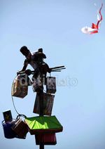 Panjat Pinang Meriahkan Perayaan HUT RI