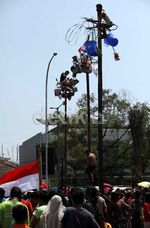 Panjat Pinang Meriahkan Perayaan HUT RI