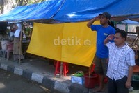 Ketika bendera dibentangkan dan lagu Indonesia Raya dikumandangkan, serentak seluruh pedagang memberi hormat, termasuk mereka yang masih berada di dalam kios.