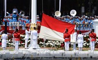 Pengibaran sang saka Merah Putih oleh 66 anggota Pasukan Pengibar Bendera Pusaka (Paskibraka) dari 33 provinsi Indonesia. Cahyo/Setpres.