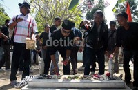 Acara tabur bunga sekaligus mengukuhkan Udin sebagai pahlawan pers nasional.