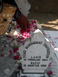 (Alm) Udin meninggal di RS Bethesda Yogyakarta tanggal 16 Agustus 1996 sore hari dan dimakamkan pada tanggl 17 Agustus 1996. Udin tewas dibunuh di rumahnya di Jl Parangtritis, Patalan Jetis, Bantul.