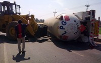 Truk tersebut dievakuasi.