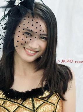 Melody JKT48 Jago Perlombaan Masukkan Pensil ke Dalam Botol