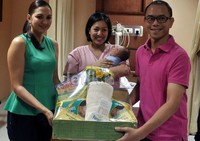 Pasangan yang mendapat kunjungan dari Donna tampak senang. Noel/detikHot.