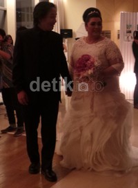 Resepsi pernikahan mereka digelar tertutup dan hanya dihadiri keluarga serta teman dekat.