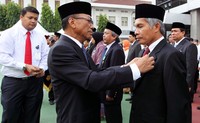 Penghargaan tersebut diberikan oleh Menteri ESDM, Jero Wacik. Agus Trimukti/Humas PLN.