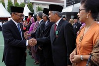 Enam pejabat PLN berhasil mendapatkan penghargaan Satyalancana Wira Karya dari Presiden RI Susilo Bambang Yudhoyono yang diserahkan oleh Menteri Energi Sumber Daya Mineral (ESDM) Jero Wacik. Agus Trimukti/Humas PLN.