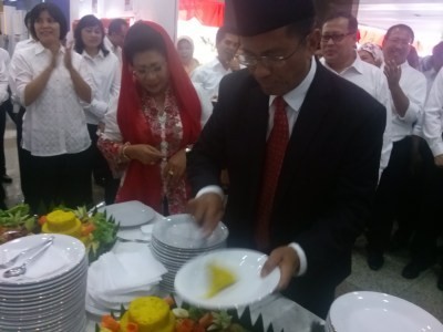 Surprise! Dahlan Dapat Hadiah Ultah Ke-62 dari Karyawan Kementerian BUMN