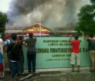 Asap Hitam dari Kerusuhan di LP Labuhan Ruku Sumut